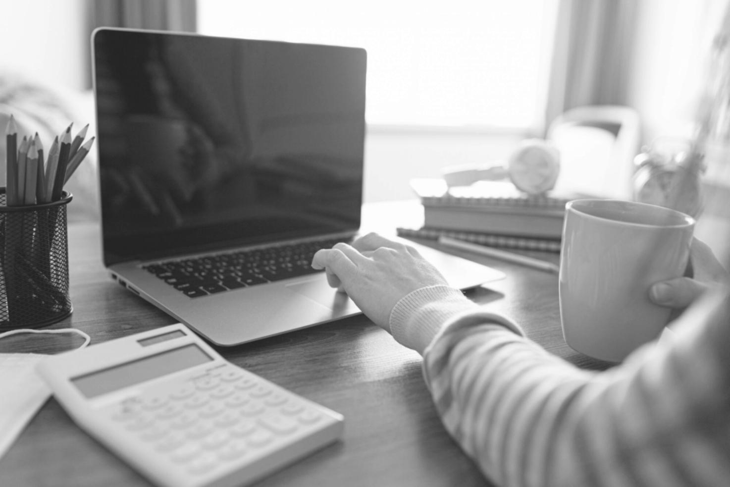 Arbeitsplatz mit Finanzunterlagen und Taschenrechner